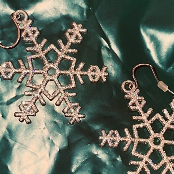 🛍3 for 10 Bundle Deal! Set of two sparkly silver holiday earrings - Picture 5 of 6